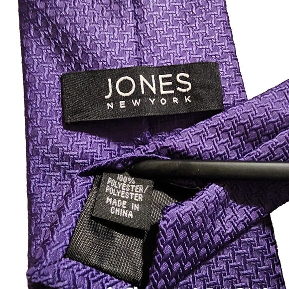 JONES NEW YORK Men's Tie Necktie USA Designer Geometric Purple EUC - Picture 2 of 2